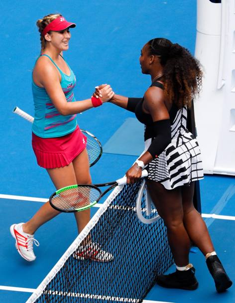Il saluto tra Belinda Bencic, a sinistra, e Serena Williams. (Epa)